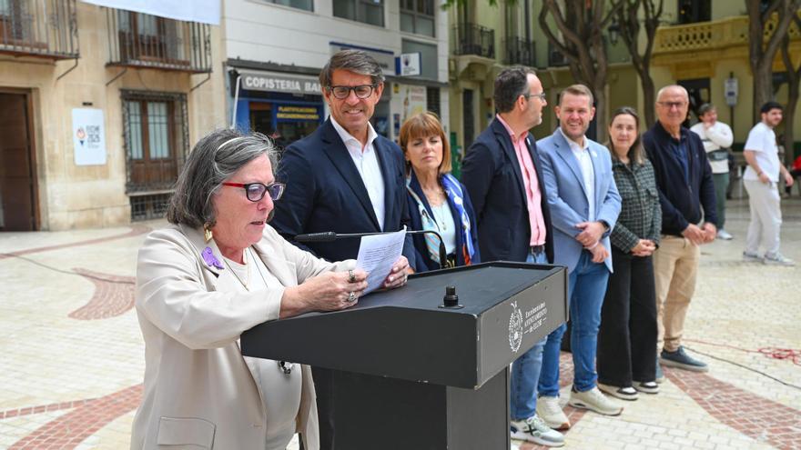 Elche visibiliza la fibriomialgia con la lectura de un manifiesto en la Plaza de Baix