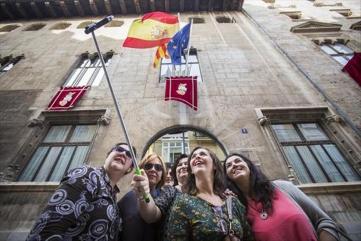 Pal de selfie 8 Unes dones es fan una fotografia de grup davant de la seu de la Generalitat valenciana.