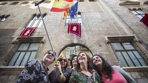 Palo de selfi 8 Unas mujeres se toman una fotografía de grupo frente a la sede de la Generalitat valenciana.