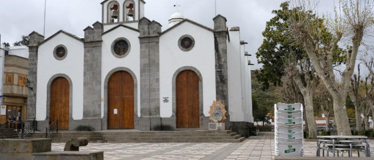 Paza de la Iglesia de San Vicente Ferrer, en Valleseco, en una imagen tomada durante esta cuarentena.