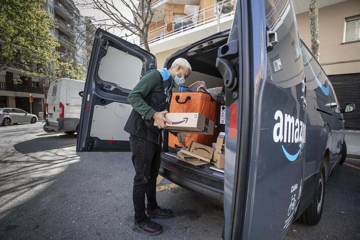 Repartidor de la empresa  de mensajería Amazon, en Barcelona. Foto archivo