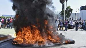 Trabajadores de Nissan queman neumáticos a las puertas de las fábricas en Barcelona.