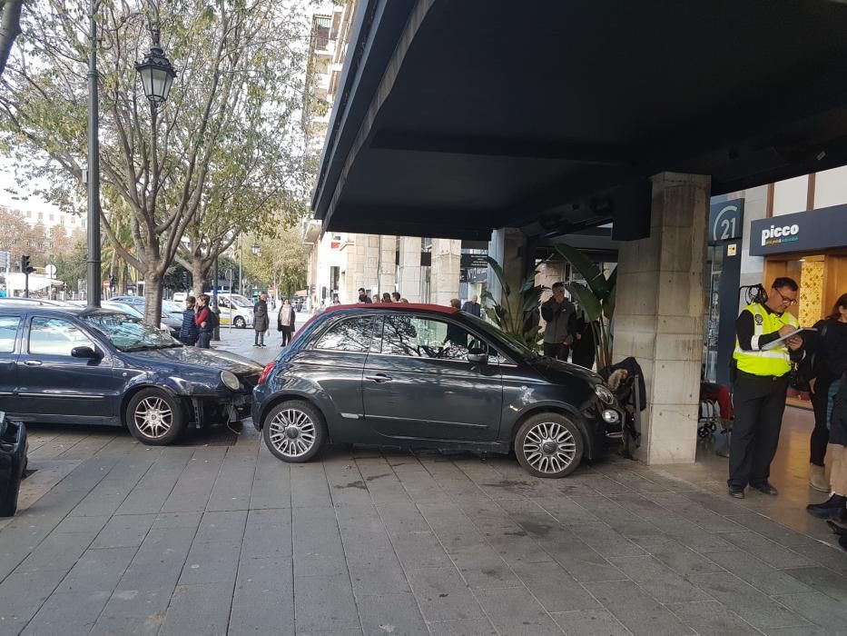 Pánico en el Paseo de Mallorca al subirse un coche a la acera