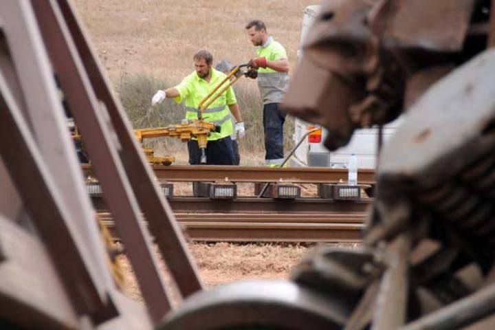 Treballs de retirada del tren descarrilat