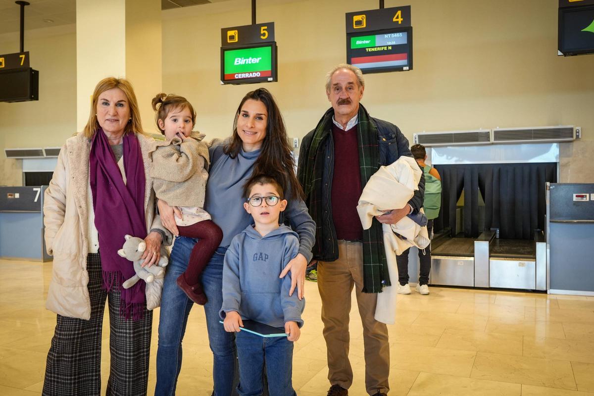 Paloma junto a sus dos hijos y sus padres, antes de embarcar en el aeropuerto de Badajoz.