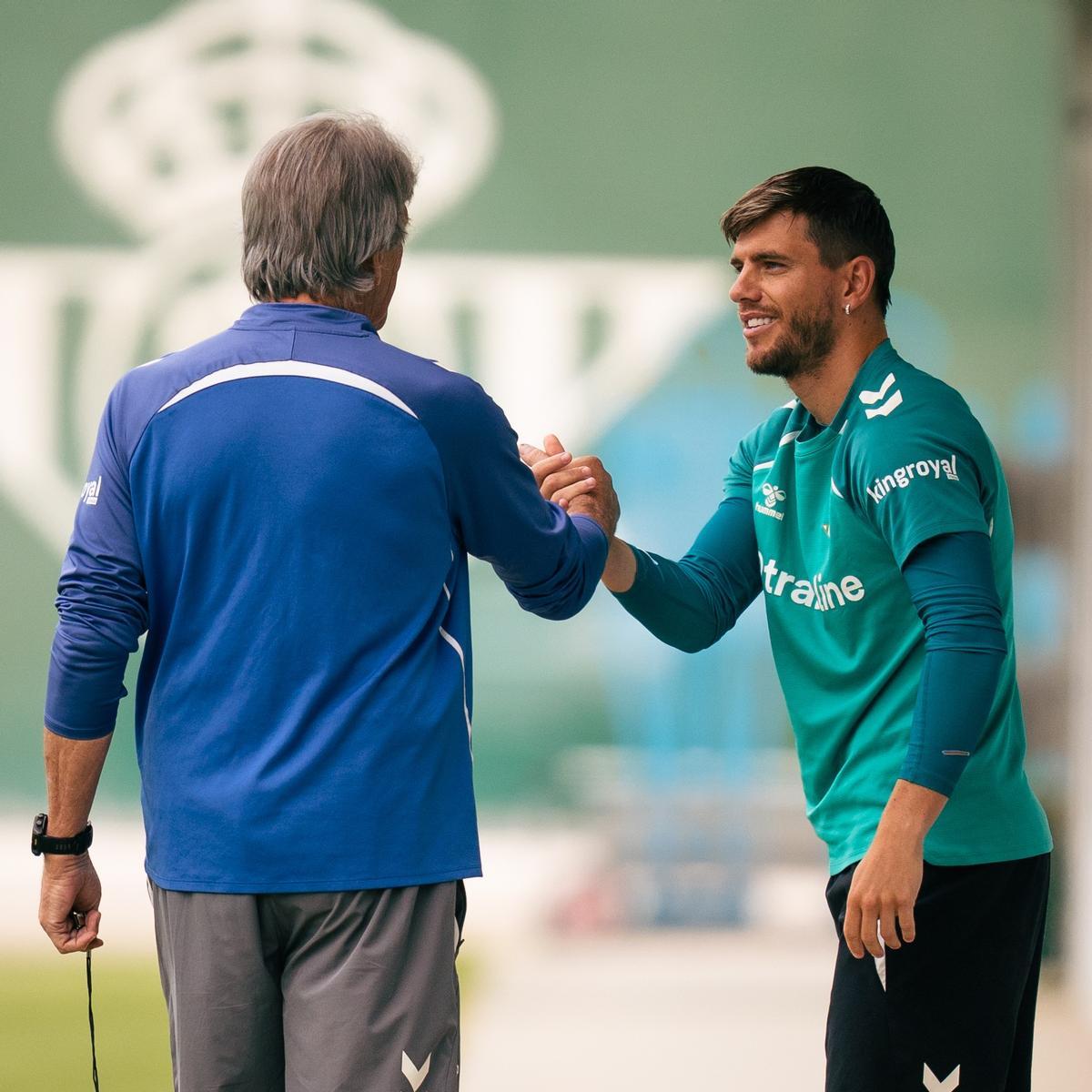 Manuel Pellegrini saluda a Giovani Lo Celso en el entrenamiento del Betis