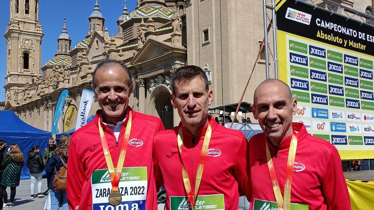 Miguel Ángel Plaza (oro en M55), Octavio Sanchis (plata en M40) y Luis Félix Martínez (oro en M50)