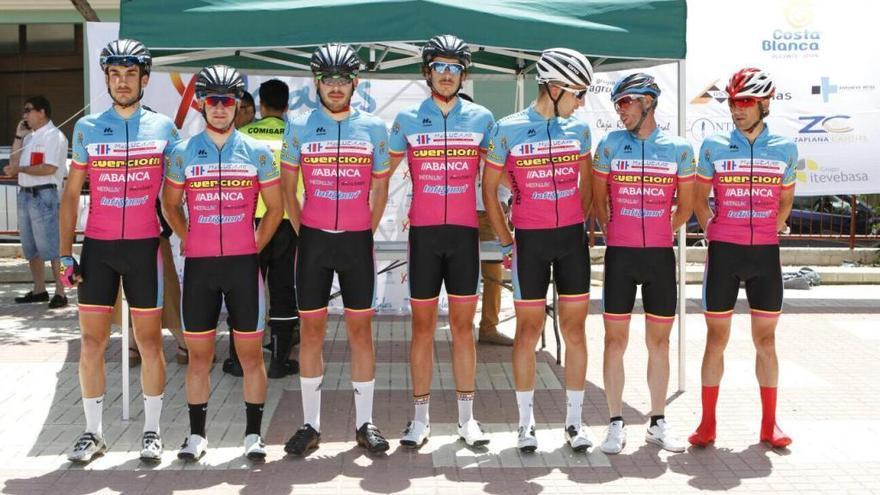 El equipo redondelano de ciclismo Guerciotti-Kiwi Atlántico que participó en Alicante. / FdV