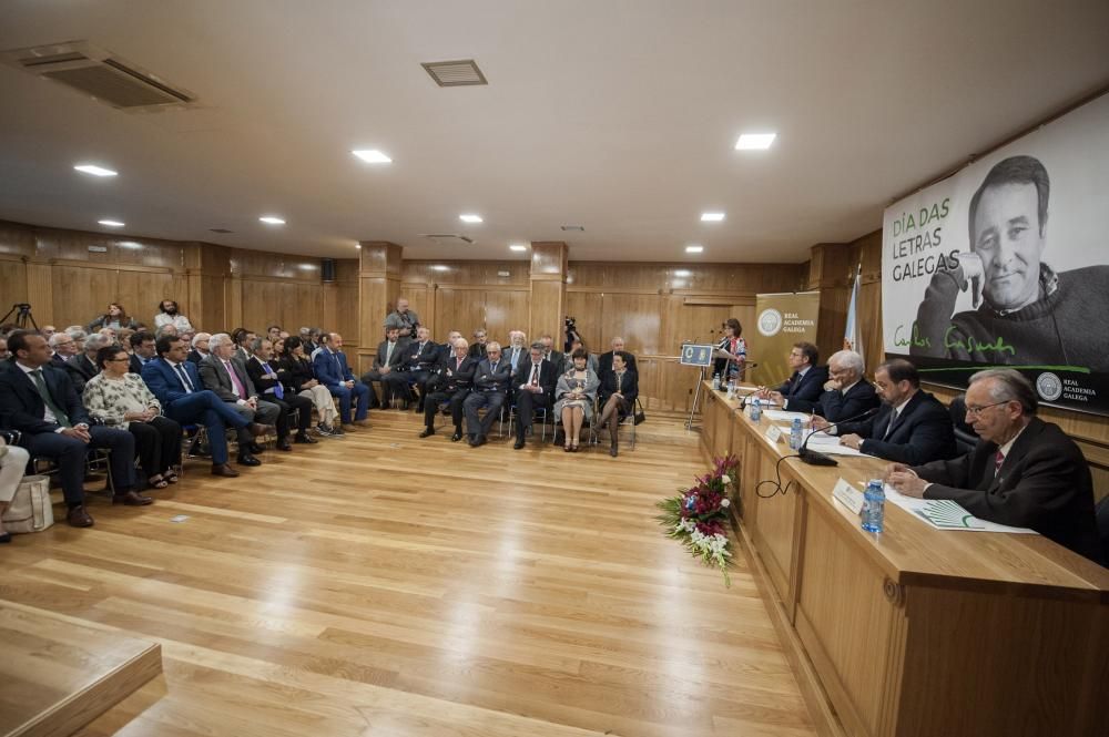 La institución rinde homenaje a Carlos Casares en una sesión extraordinaria celebrada en la localidad donde creció el escritor