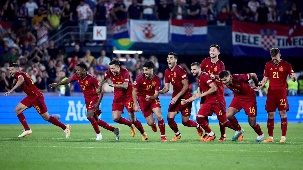 Marco Asensio (10) celebra junto a sus compañeros el penalti decisivo marcado por Carvajal.