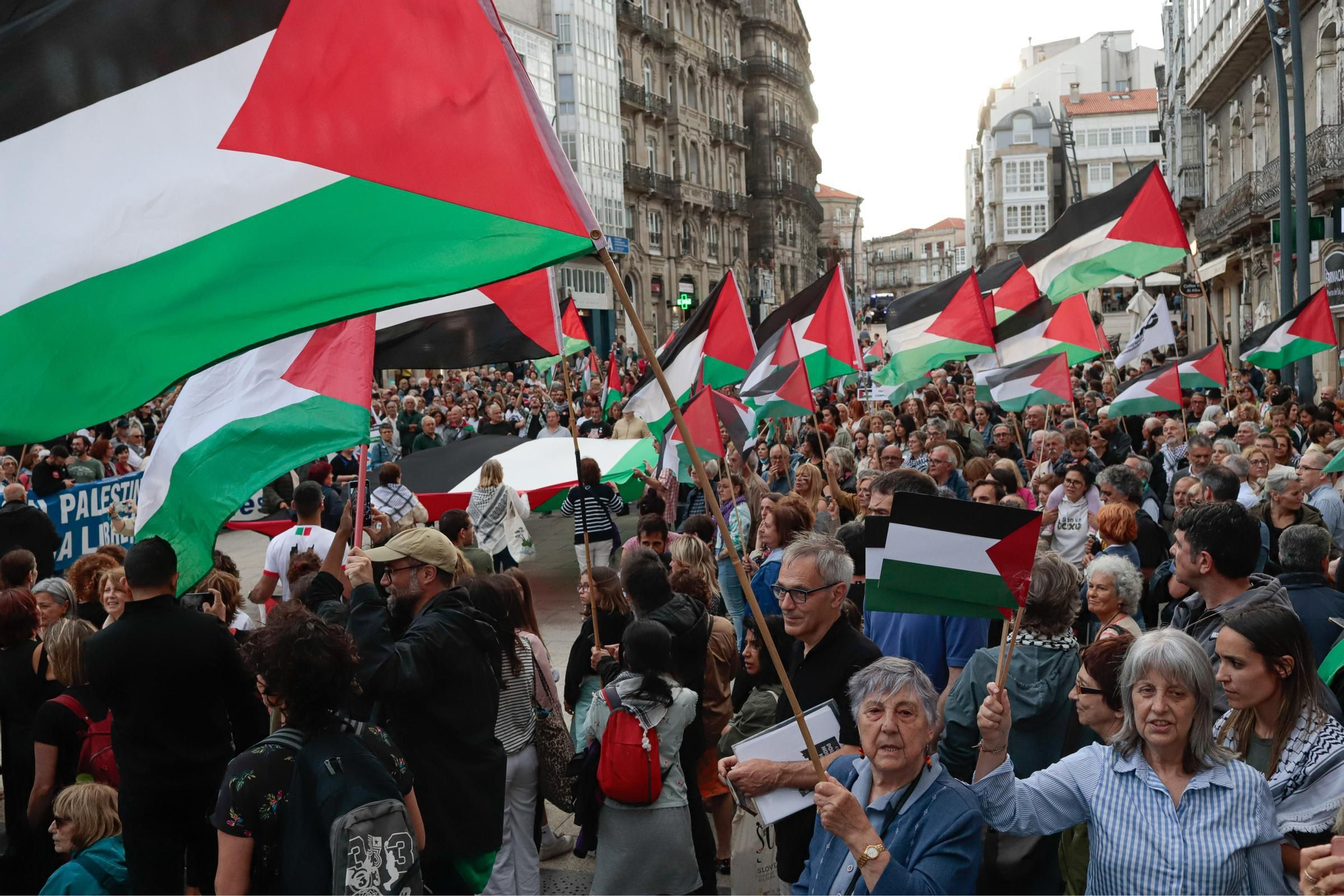 Las imágenes de la multitudinaria manifestación en Vigo contra el «genocidio» de Israel sobre Palestina