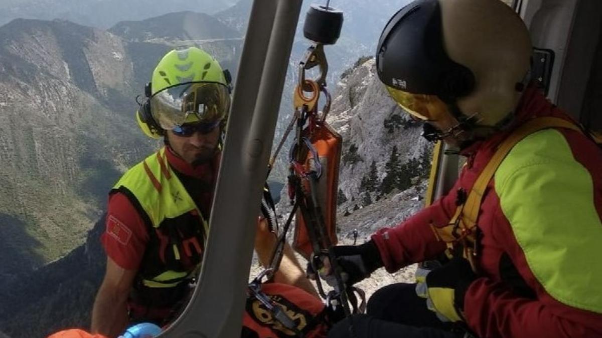 Bombers rescatando un excursionista en el Pedraforca