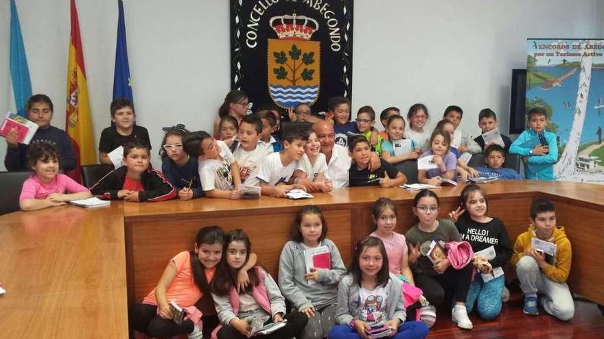 Niños preguntan al alcalde su horario al visitar el Concello de Abegondo