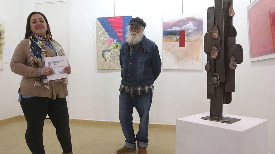 Inmaculada España y Paco Jurado, esta semana en la exposición conmemorativa de los 20 años de Aplama, en la Sala Manuel Barbadillo.