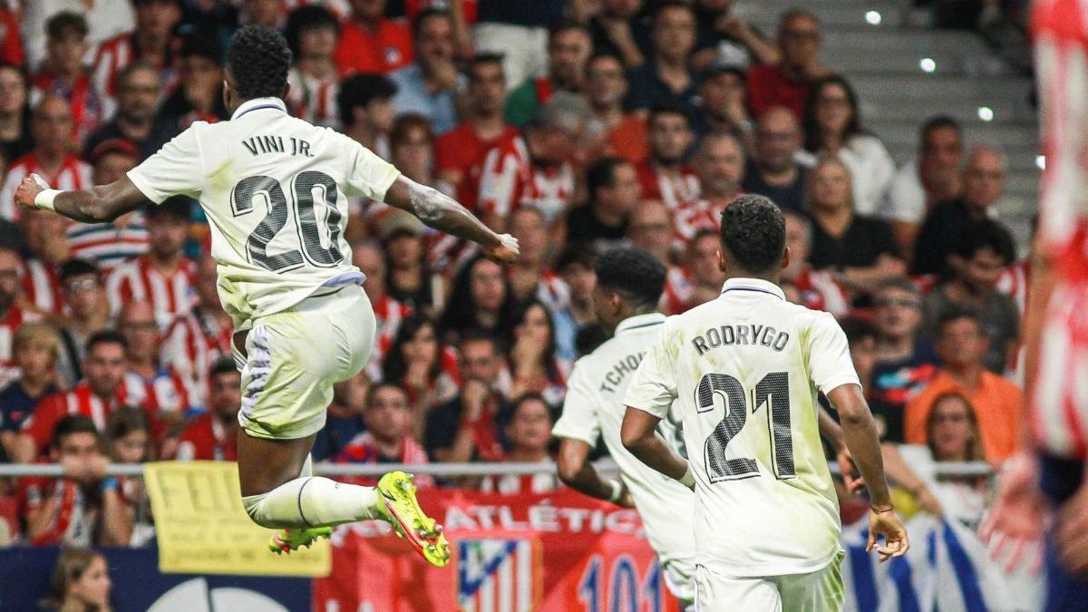 Vinicius, Rodrygo y Tchouaméni celebran el gol de Valverde en el derbi ante el Atlético de Madrid