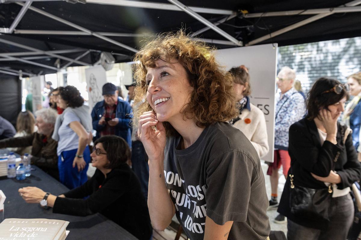 Firma de libros de Agnès Marquès durante el día de Sant Jordi en el Passeig de Gràcia.