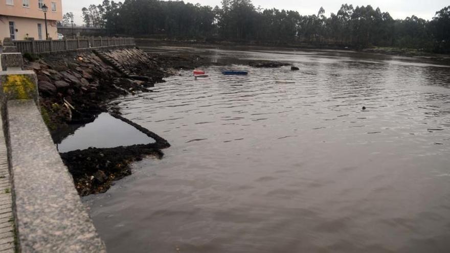 La lluvia vuelve a provocar vertidos en Vilanova y Rego de Alcalde