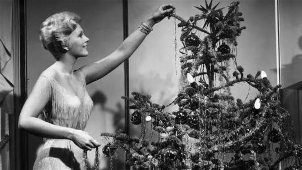 Kim Novak adornando el árbol durante el rodaje de The Eddie Duchin Story,  en 1956.