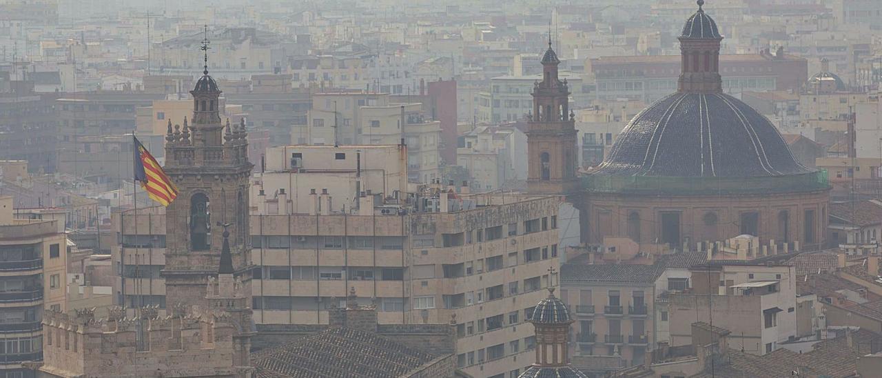 Humareda contaminante en València provocada por la quema de la paja de arroz, en una imagen de 2016. | FERNANDO BUSTAMANTE