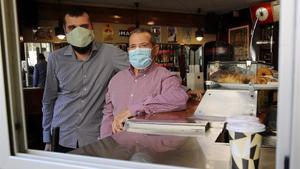 Rubén Arévalo (a la izquierda) con su padre Vicente, en el bar Altamira, que este regenta desde 1960.