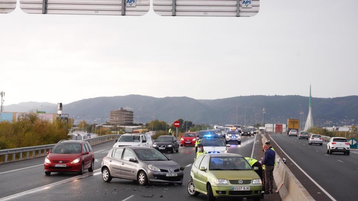 Una colisión entre dos vehículos ocasiona atascos en el Puente de Andalucía