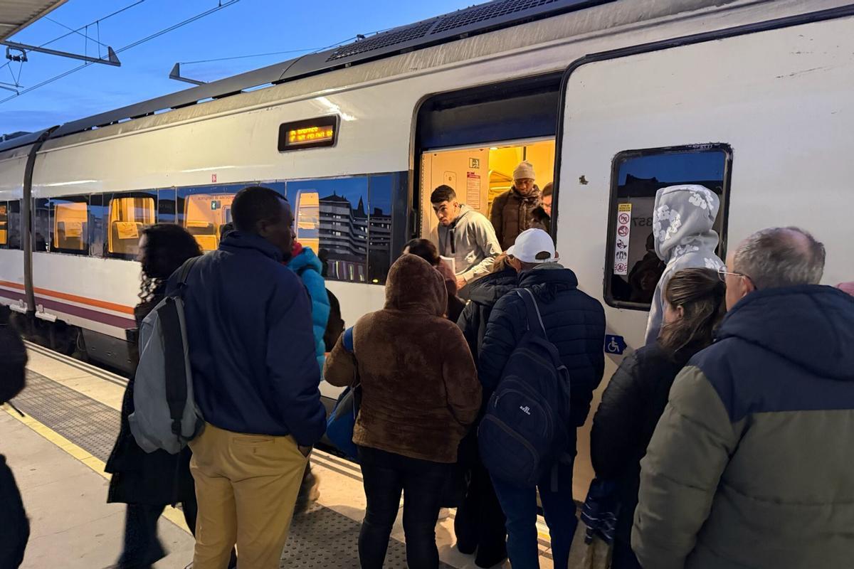 Passatgers a l'estació de Girona a punt de pujar al tren