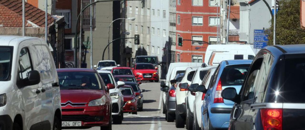 El parque móvil gallego es de los más envejecidos del país. En la  imagen, tráfico en Vigo.