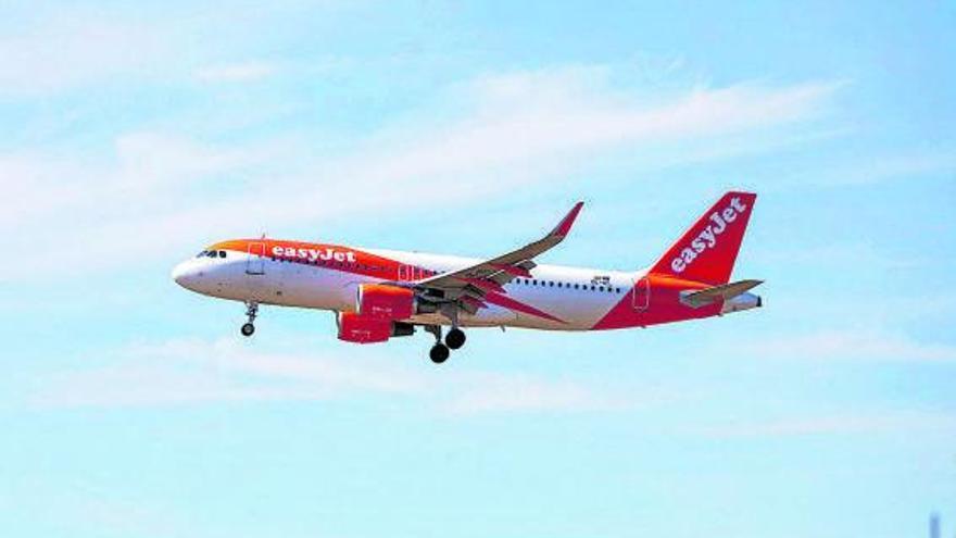 Un avión de easyJet aterrizando en Son Sant Joan, en Palma. | PERE JOAN OLIVER