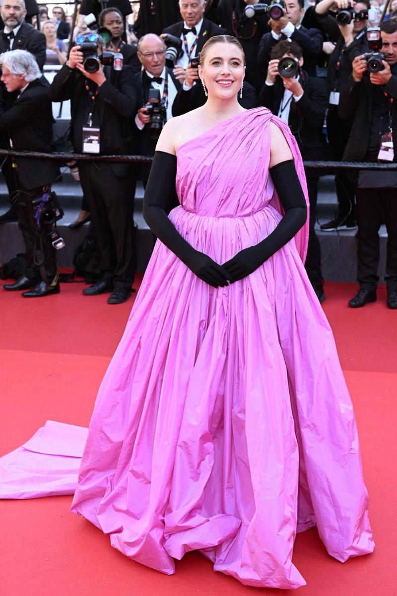 Greta Gerwig en Cannes con un vestido rosa 'barbie'.