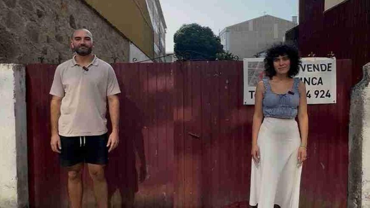 Los ediles del BNG delante del solar.