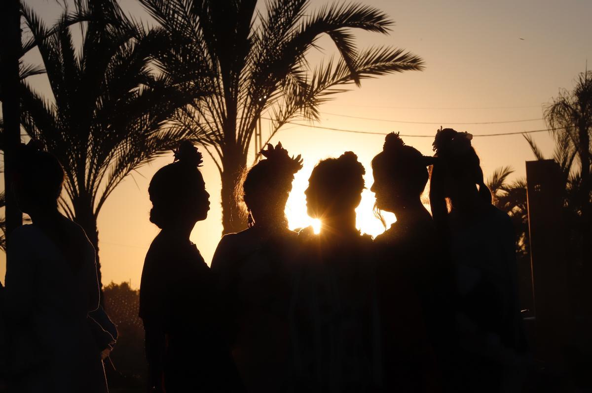 Foto de archivo de cinco mujeres con peinetas en una puesta de sol de la Feria de Córdoba.