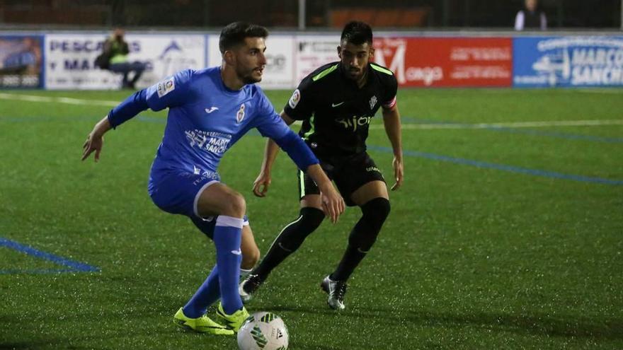 El jugador del Covadonga Fidalgo, con el balón, presionado por Cifre, del Sporting B.