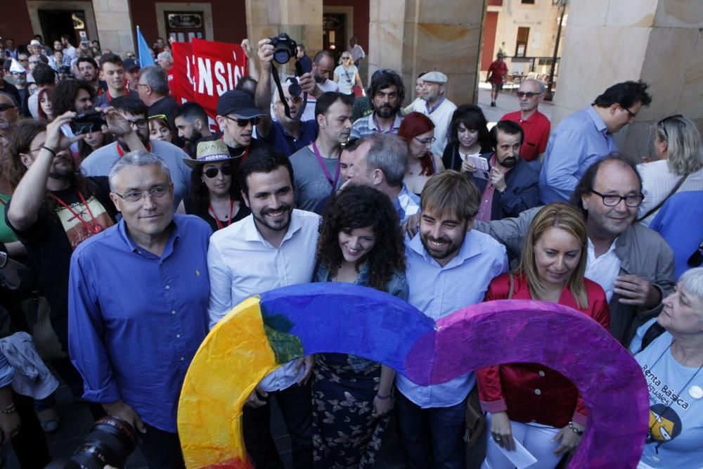 Alberto Garzón en un mitin de Unidos Podemos en la Plaza Mayor de Gijón