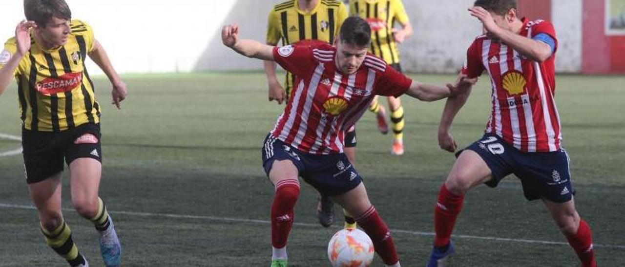 David Mosquera y Mauro en una acción del partido entre el Alondras y el Rápido de Bouzas. |  // SANTOS ÁLVAREZ