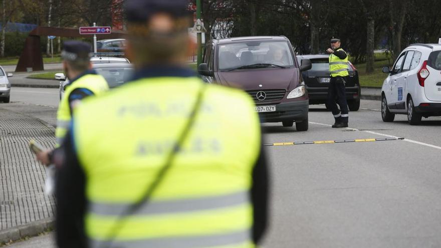 Agentes de policía regulando el tráfico.