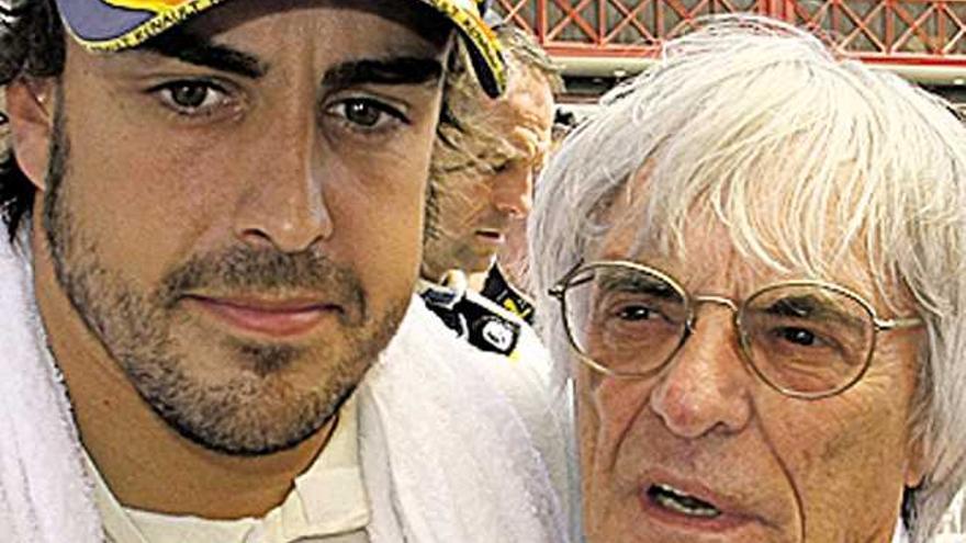 Alonso y Ecclestone, en 2008.