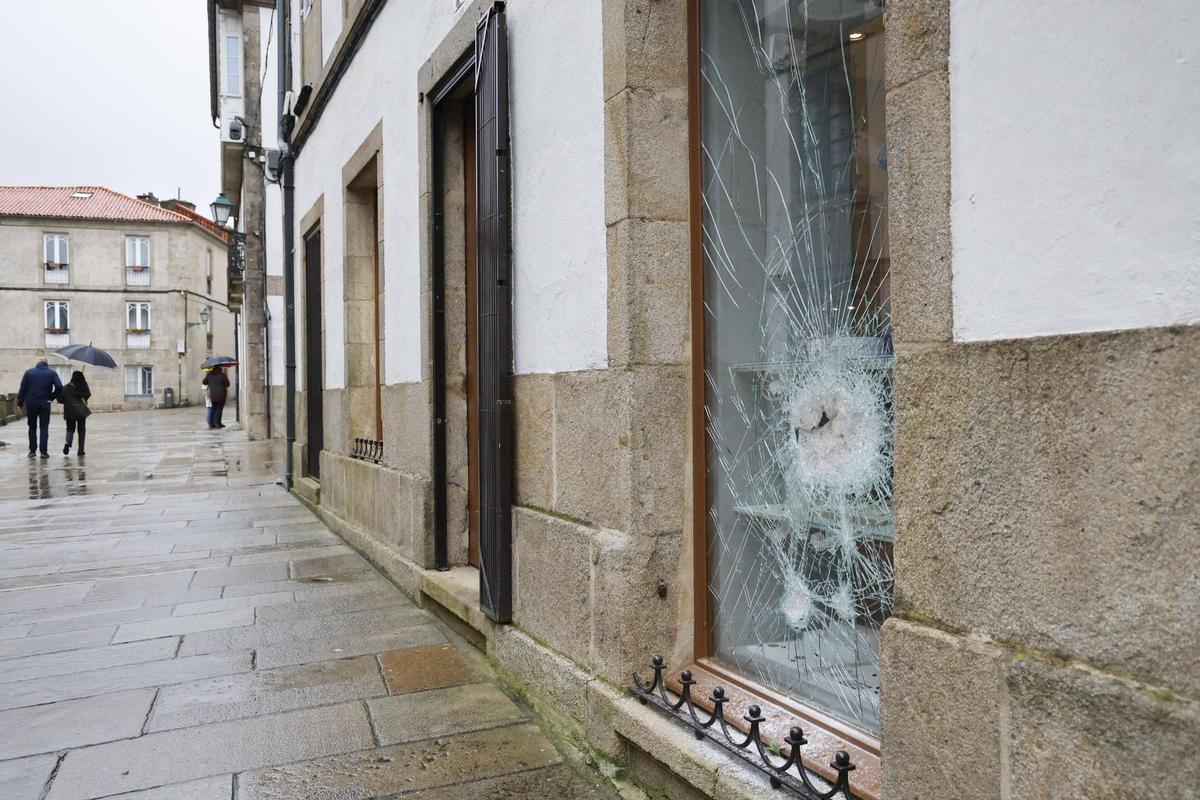 Boquete realizado con una tapa de alcantarilla por los ladrones en la joyería Camilo Regueira