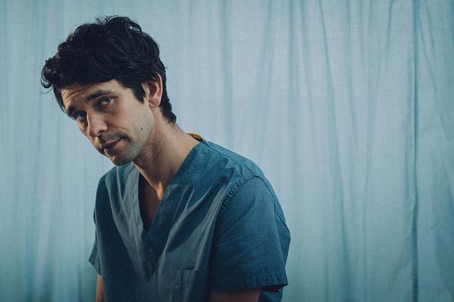 Whishaw protagoniza la serie 'Esto te va a doler'