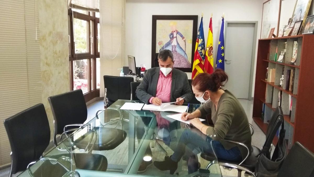 La firma del convenio en el despacho de la Alcaldía de Aspe.