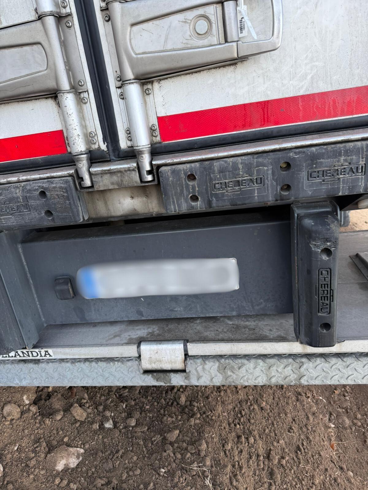 Les imatges del camió mig bolcat a Gualta