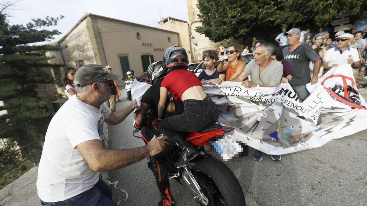 Cortan la carretera de la Serra en protesta por las carreras de motos.