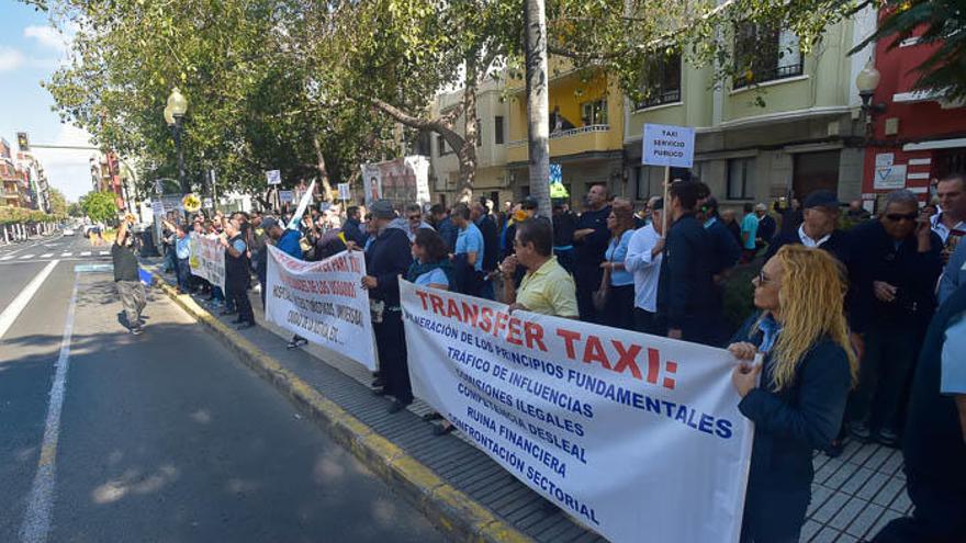 Los taxistas de Gran Canaria protestan en el Cabildo