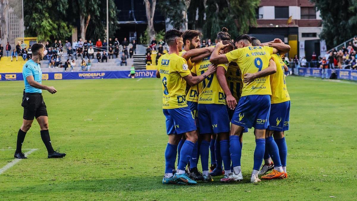 Abrazo de los jugadores del Orihuela tras marcar un gol en Los Arcos esta temporada en Segunda RFEF.