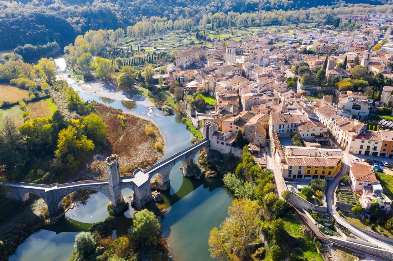 Vista aérea del casco antiguo de Besalu, España.