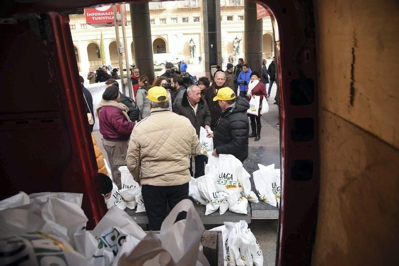 UAGA regala 1.000 kilos de fruta en la Plaza del Pilar para reclamar precios dignos