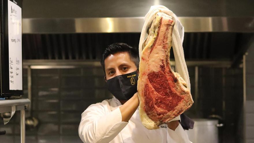 Así se cocina un “imbatible” chuletón de buey