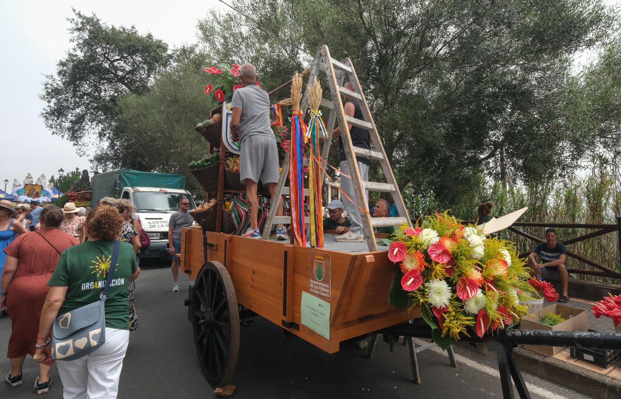 Ambiente previo a la romería del Pino. Las carretas esperan su turno en el Castañero Gordo.