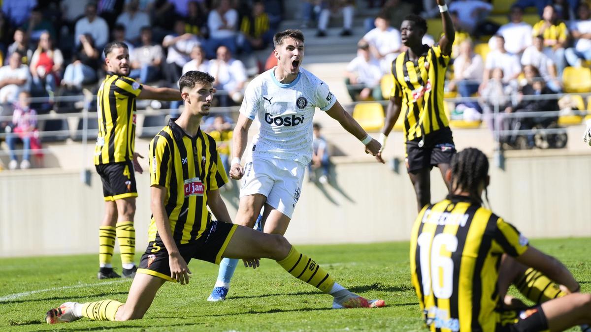 Valery celebra el seu gol al camp del San Roque de Lepe