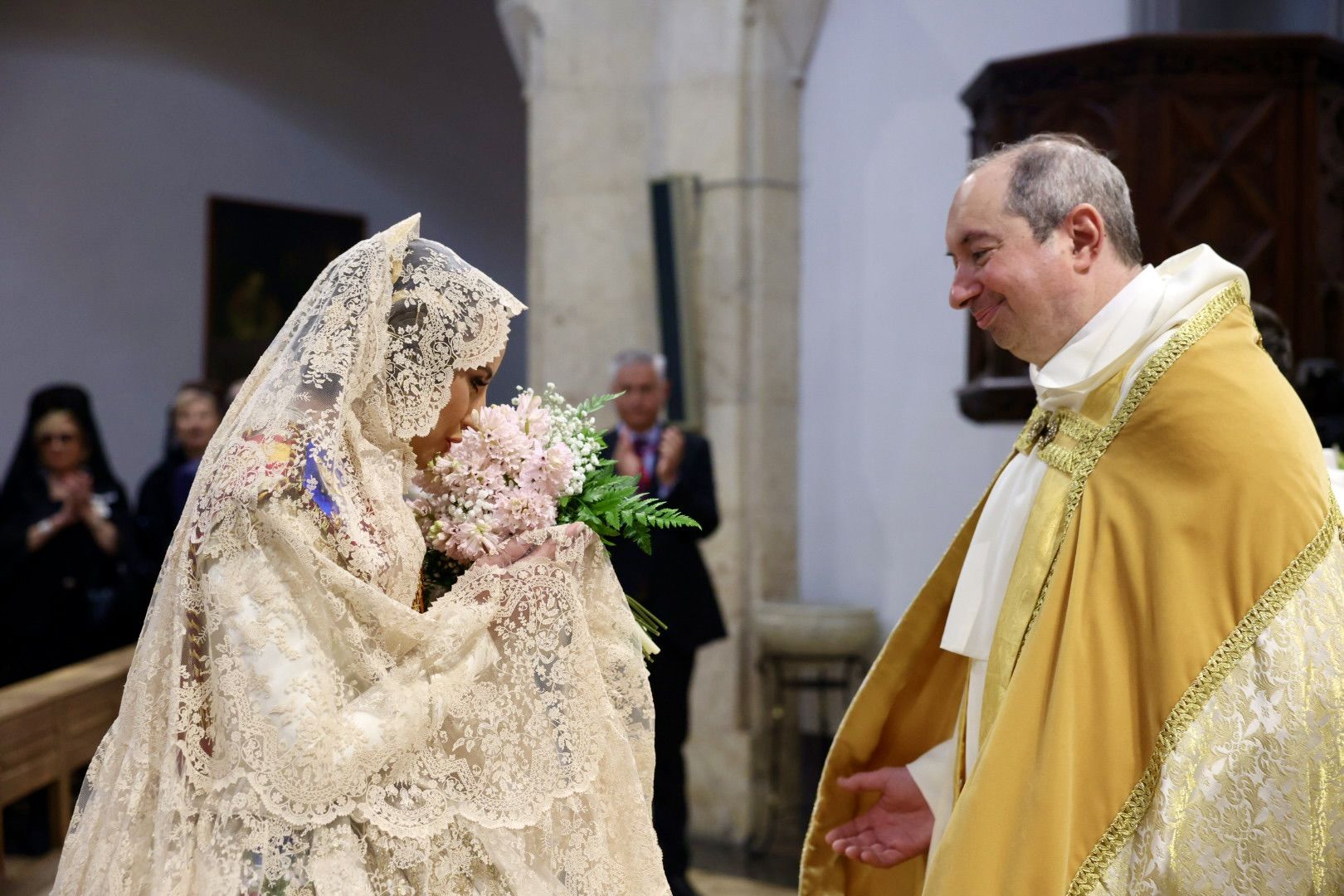 Las falleras ilustres de 2024 y 2023 en la Ofrenda de San Vicente