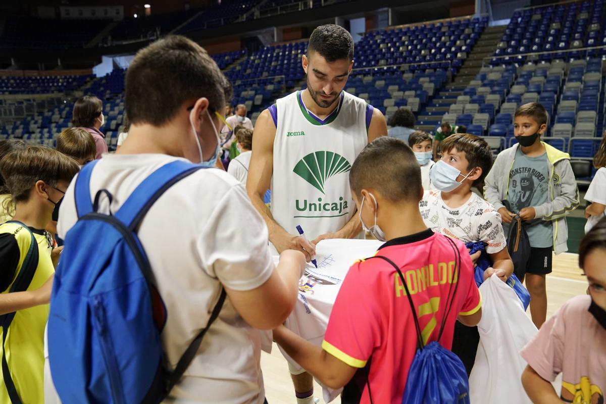 Jaime Fernández firma autógrafos.